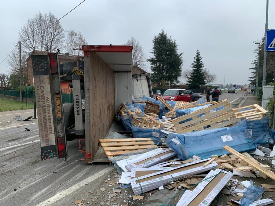 Quattro Castella, camion si rovescia dopo l’incidente