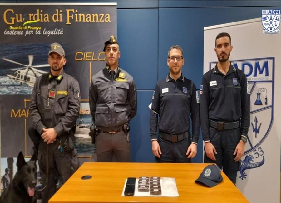 Torna da Barcellona con hashish e cocaina: giovane arrestato all’aeroporto di Cagliari