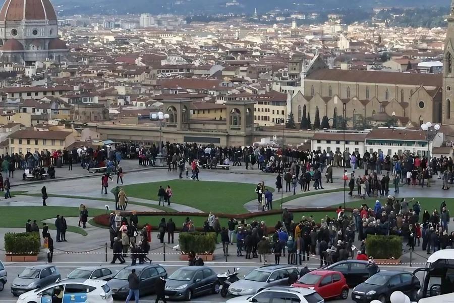 Turismo, tra Natale e Capodanno in viaggio 17 milioni di persone: «Ma i prezzi sono alle stelle»