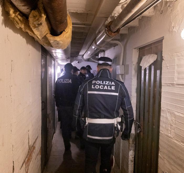 Modena. Viale Crispi: polizia nel palazzo ogni sera invaso dagli spacciatori 