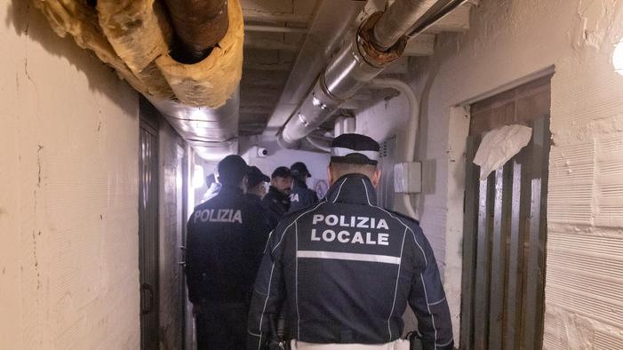 Modena. Viale Crispi: polizia nel palazzo ogni sera invaso dagli spacciatori
