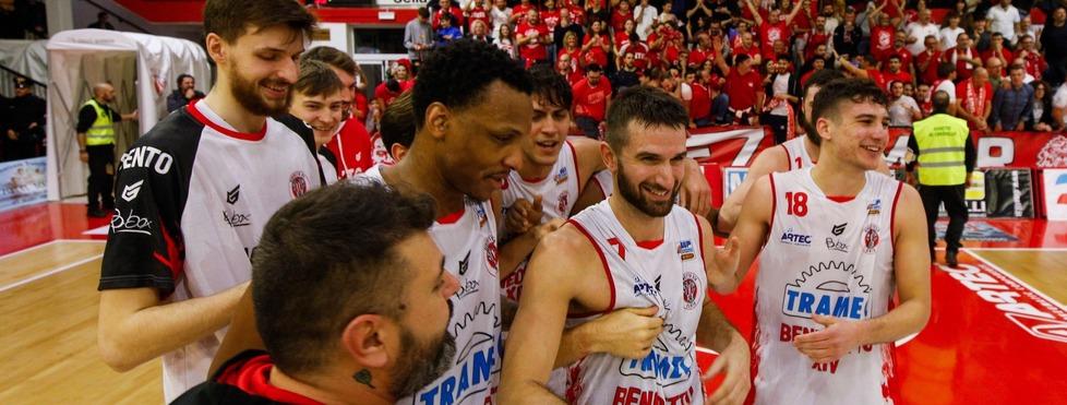 Ferrara e Cento, è basket da faville. Al Natale si arriva comunque felici