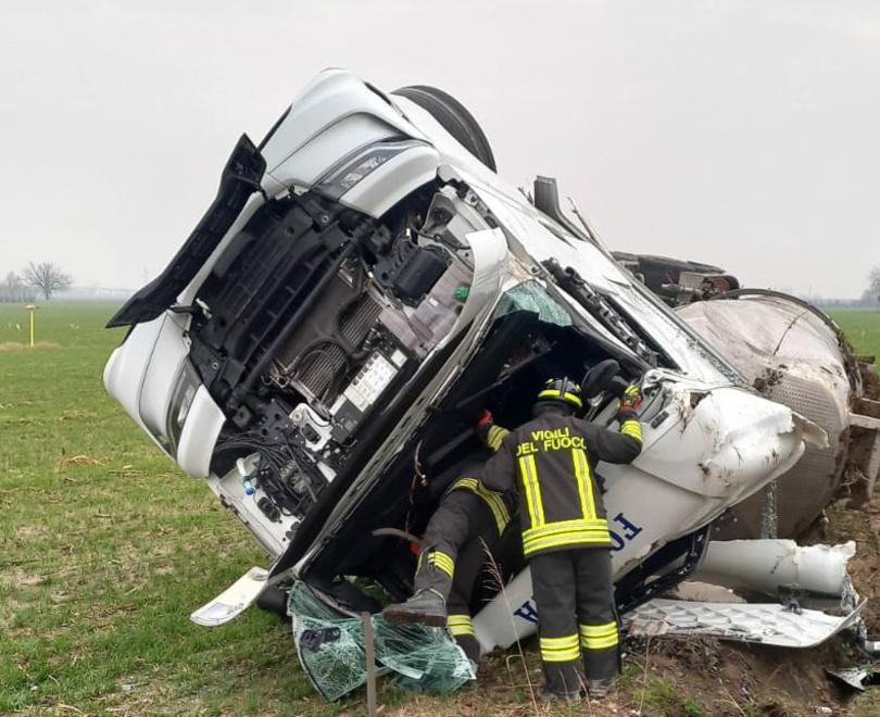 Ravarino. Camion si ribalta a Stuffione Il conducente rimane ferito 