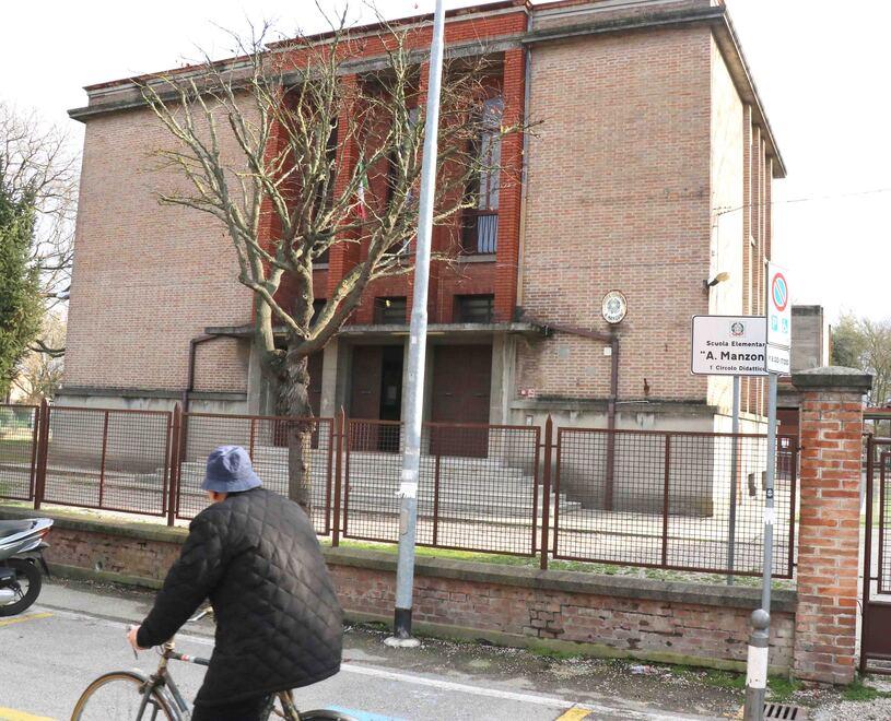 Ferrara. Freddo in aula alla Manzoni: «Un tubo rotto, va riparato» 