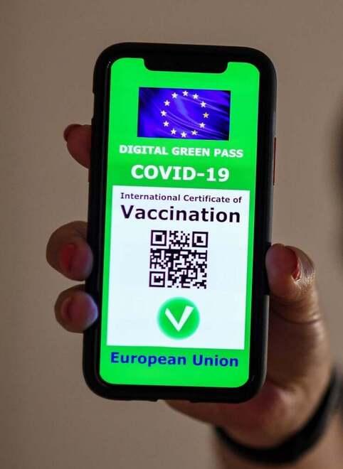 Medico no vax fingeva di fare i vaccini anti Covid e chiedeva sesso orale in cambio del green pass: 62 indagati
