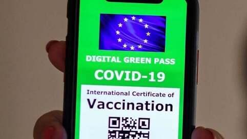 Medico no vax fingeva di fare i vaccini anti Covid e chiedeva sesso orale in cambio del green pass: 62 indagati