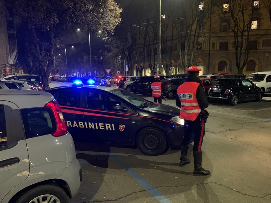 Modena, riceve una notifica e si scaglia contro i carabinieri: arrestato