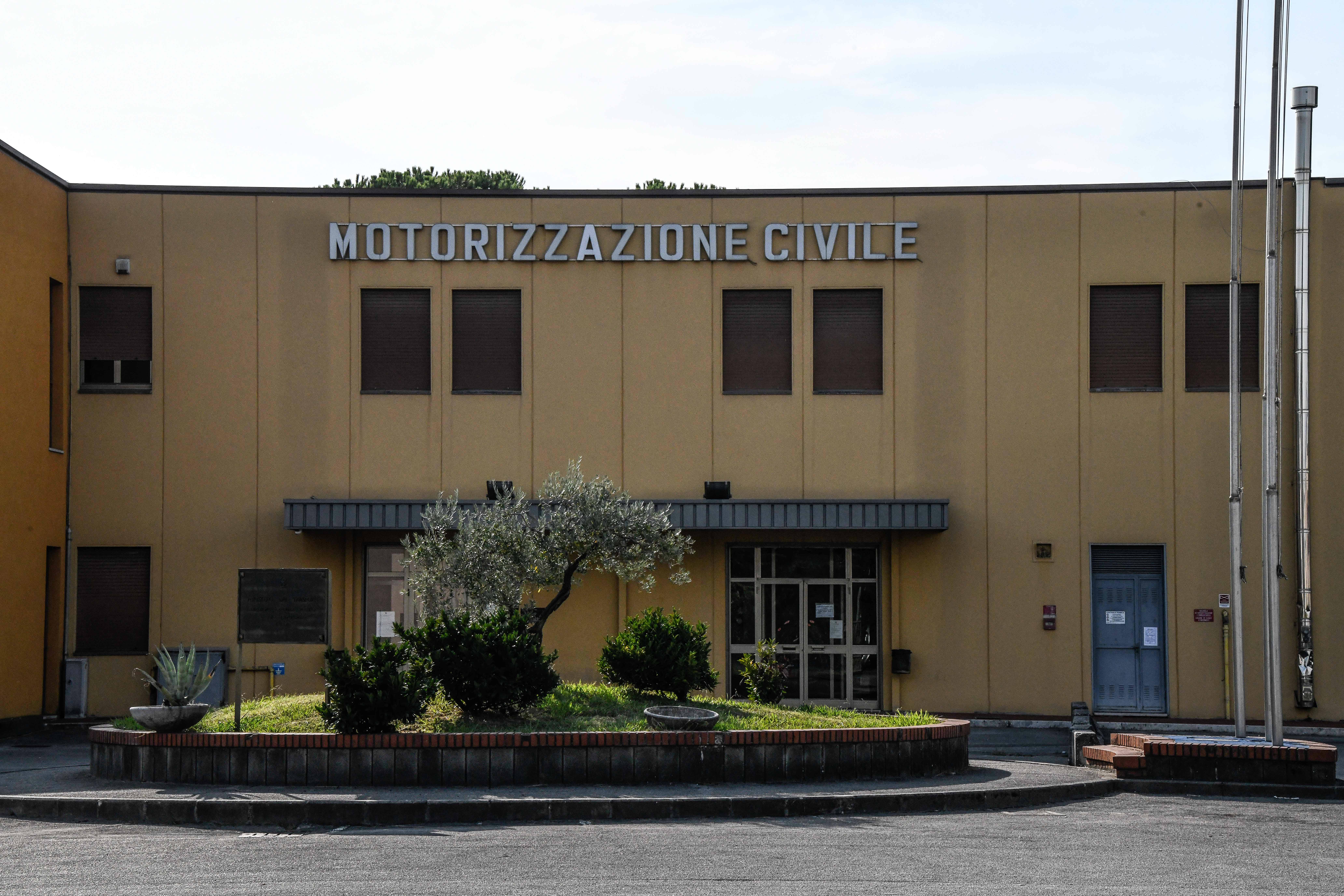 Lucca, finti certificati per la patente: falsario versiliese condannato a sei anni
