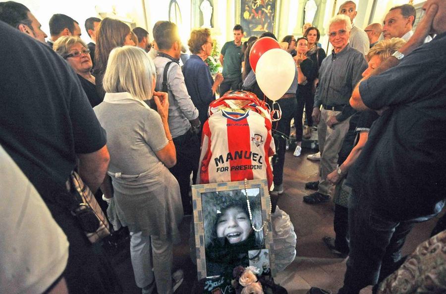 Rubano l’urna con le ceneri del piccolo Manuel e la gettano a pochi metri da casa