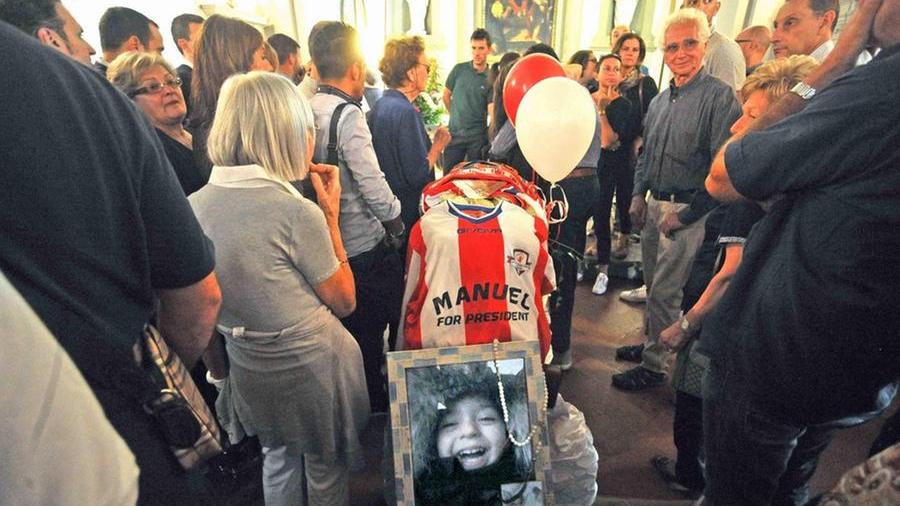 Rubano l’urna con le ceneri del piccolo Manuel e la gettano a pochi metri da casa