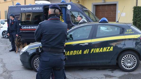 Il cane Batman scova un etto di droga, intanto è scontro sindaco-comitato