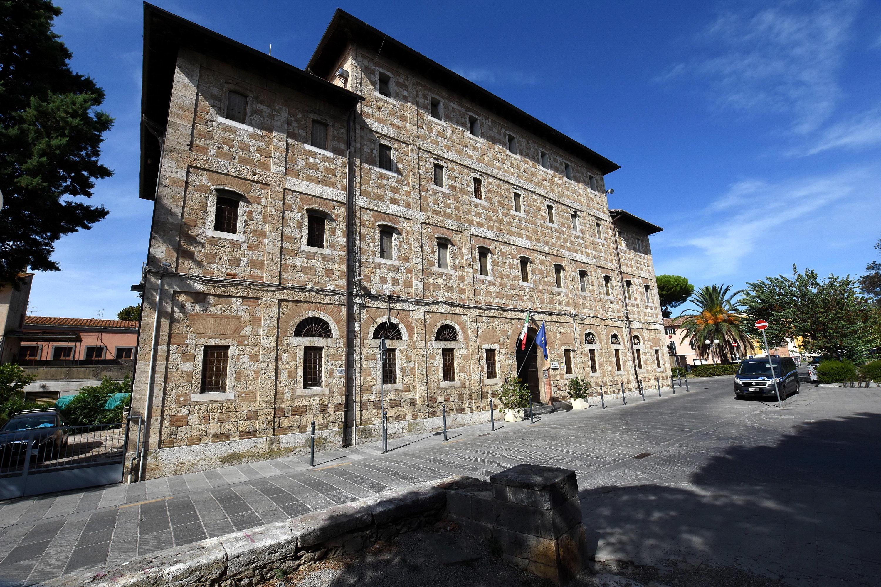 Ladro seriale spaccatutto per pochi spiccioli: c’è l’ordinanza e finisce in carcere
