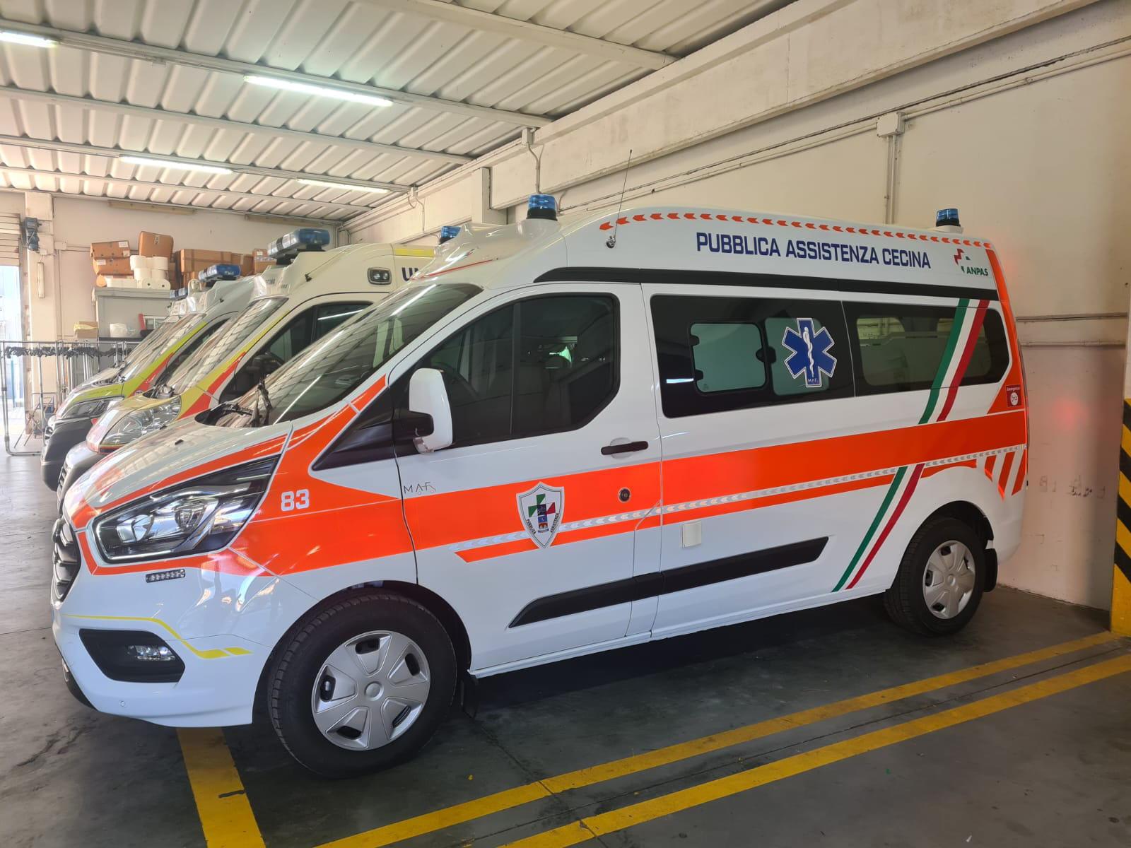 Sotto l’albero dell’Assistenza di Cecina c’è una nuova ambulanza