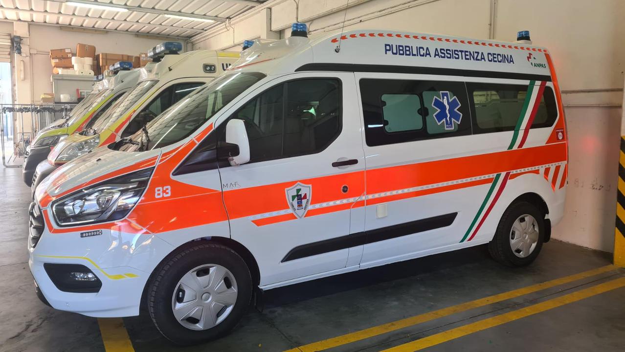 Sotto l’albero dell’Assistenza di Cecina c’è una nuova ambulanza