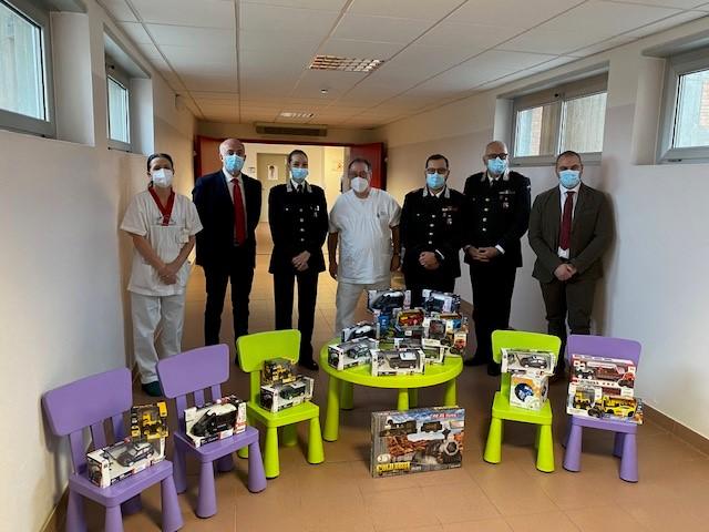 Reggio Emilia, i carabinieri in pediatria portano i doni ai bimbi ricoverati