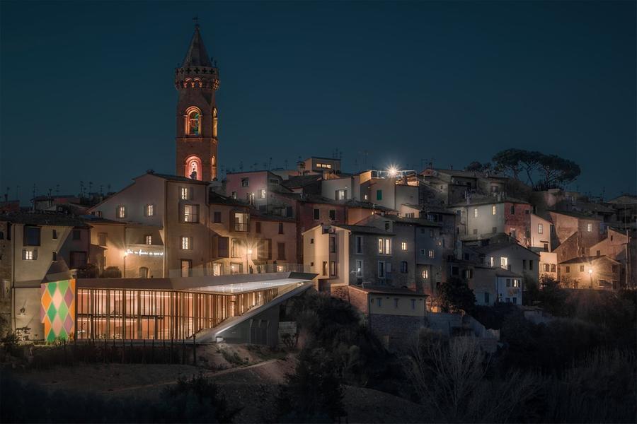 
	Un suggestivo scatto del borgo di Peccioli in versione notturna&nbsp;

