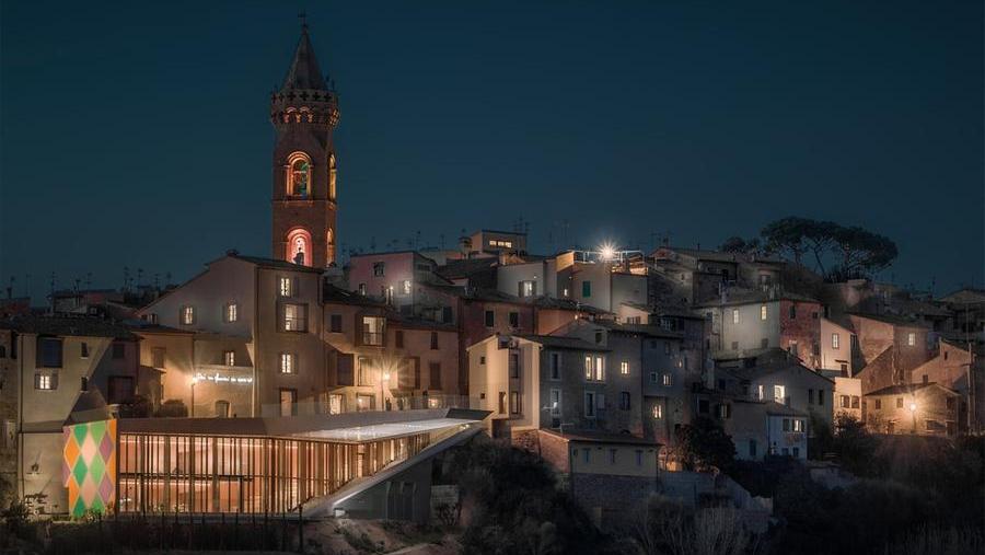Un suggestivo scatto del borgo di Peccioli in versione notturna 