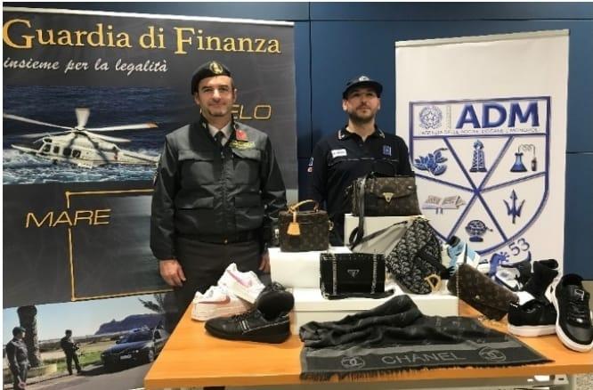 Cagliari, in valigia abbigliamento contraffatto: denunciati due passeggeri