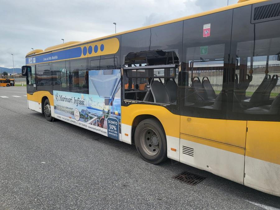 Col martelletto sfascia il finestrino del bus