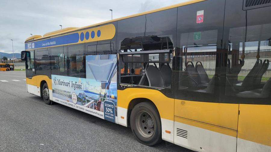 Col martelletto sfascia il finestrino del bus