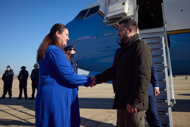 Zelensky, nel 2023 restituiremo la bandiera ucraina al popolo
