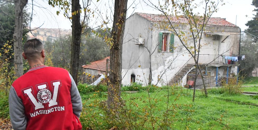 Sassari, disagio, solitudine e povertà: la dura vita nei ruderi occupati 