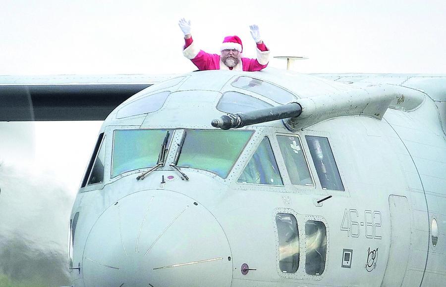 Il Regalo Sospeso A Pisa: Babbo Natale Arriva Su Un Aereo Il Tirreno