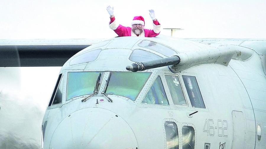 Il regalo sospeso a Pisa: Babbo Natale arriva su un aereo