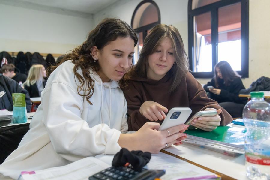 Ferrara, «disattivate i social ma lasciateci i telefoni a scuola»