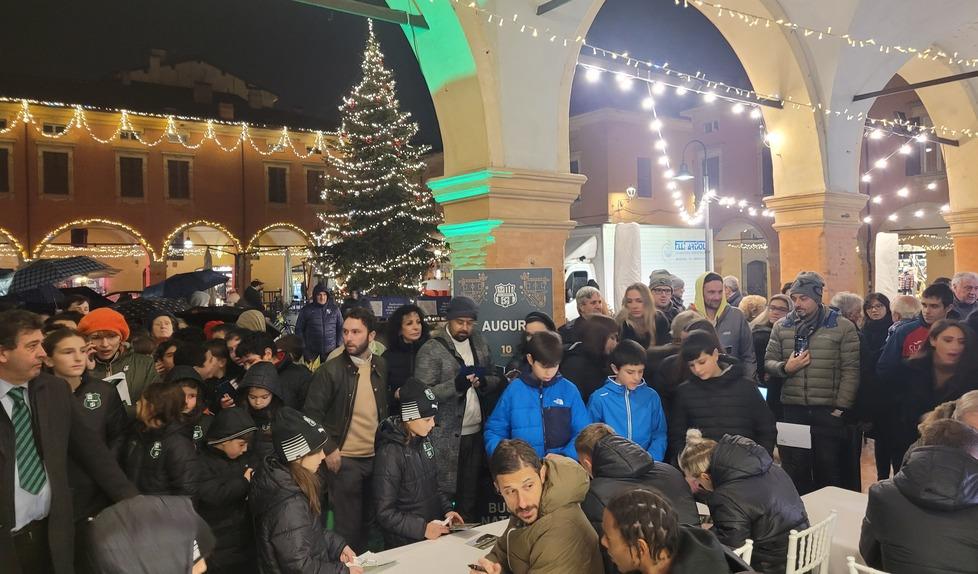 Sassuolo calcio. Scambio di auguri con duecento tifosi in piazza Garibaldi 