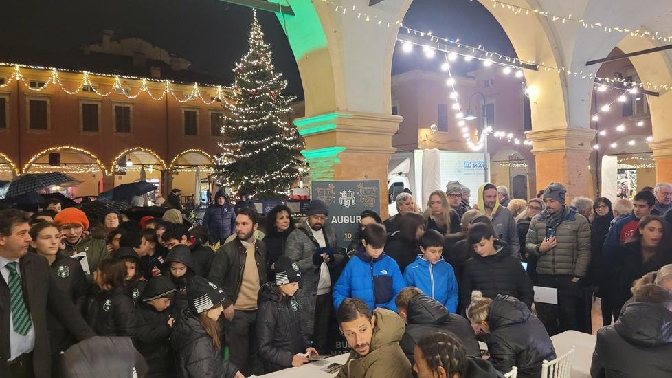 Sassuolo calcio. Scambio di auguri con duecento tifosi in piazza Garibaldi