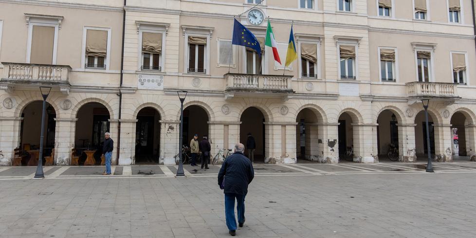 Portomaggiore, vanno a vivere in pizzeria: il Comune gli ordina di uscire