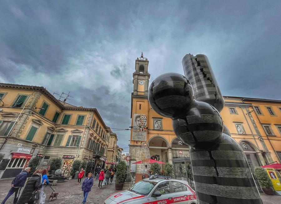 
	Il centro di Pontedera senza illuminazioni natalizie: in prima piano una delle opere d'arte installate dall'amministrazione in corso Matteotti (Foto di Franco Silvi)

