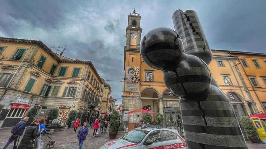 Il centro di Pontedera senza illuminazioni natalizie: in prima piano una delle opere d'arte installate dall'amministrazione in corso Matteotti (Foto di Franco Silvi)
