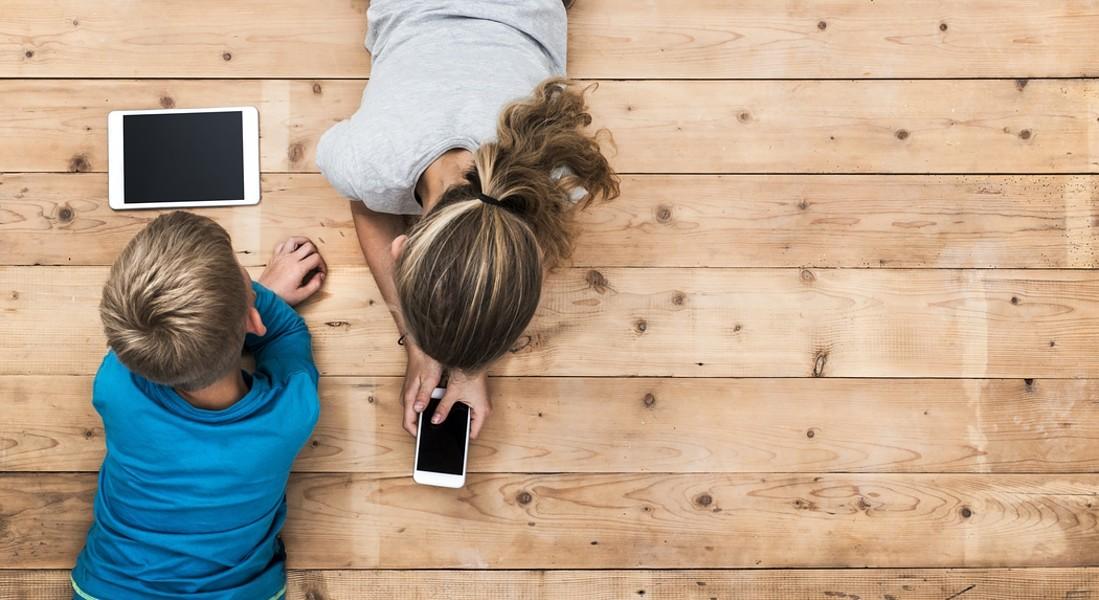 Smartphone ai bimbi sotto i 12 anni, test su 150 famiglie sarde: «È pericoloso» 