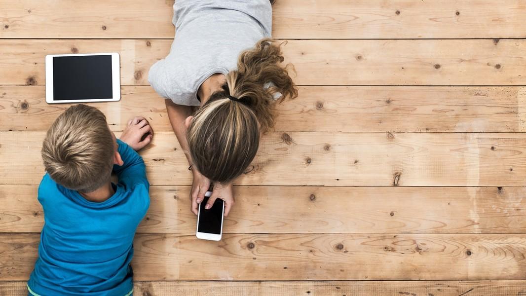 Smartphone ai bimbi sotto i 12 anni, test su 150 famiglie sarde: «È pericoloso»