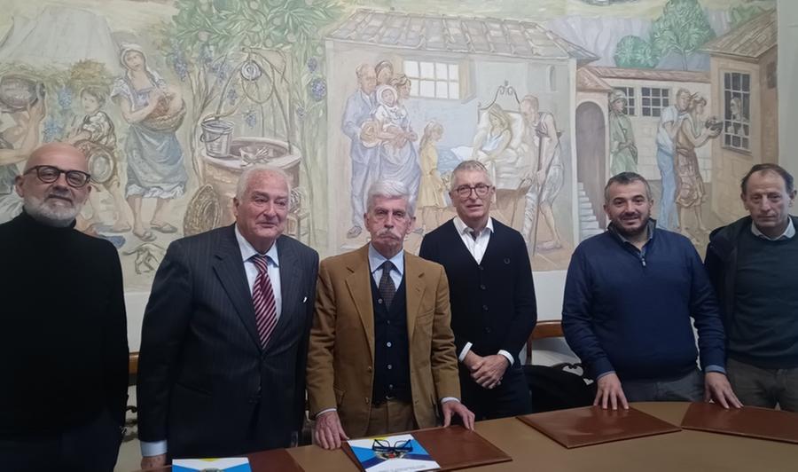 
	I rappresentati delle cinque Misericordie che si occuperanno del servizio di trasporto dei pazienti oncologici verso i presidi ospedalieri, in particolar modo Careggi, finanziato dai Comuni dopo il taglio dei fondi regionali

