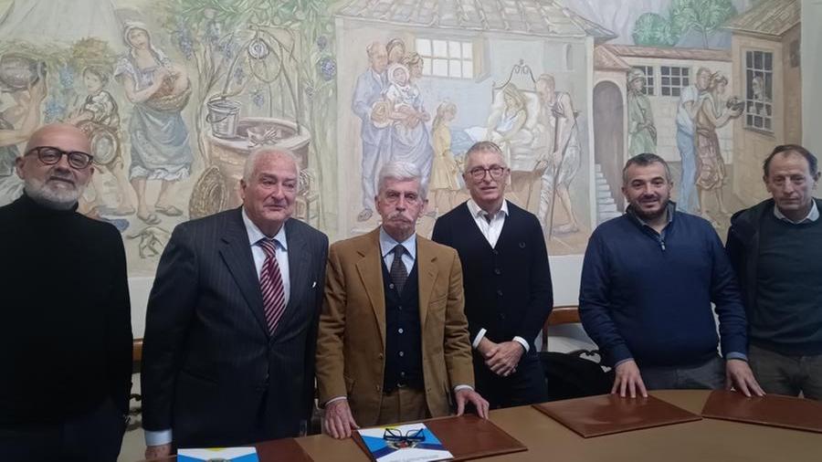 I rappresentati delle cinque Misericordie che si occuperanno del servizio di trasporto dei pazienti oncologici verso i presidi ospedalieri, in particolar modo Careggi, finanziato dai Comuni dopo il taglio dei fondi regionali