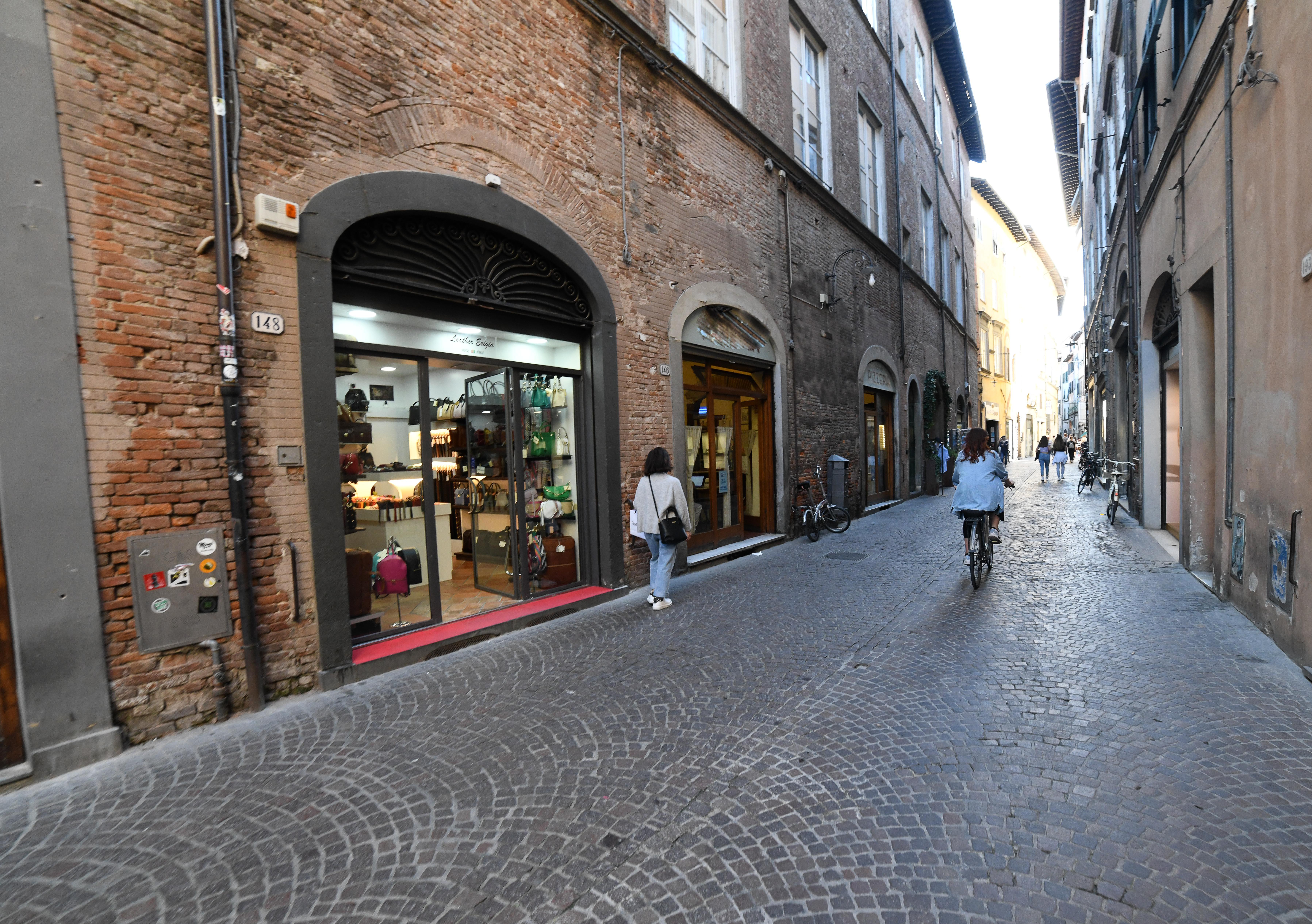 In Lucchesia la crisi si mangia il commercio: in tre anni 218 aziende in meno