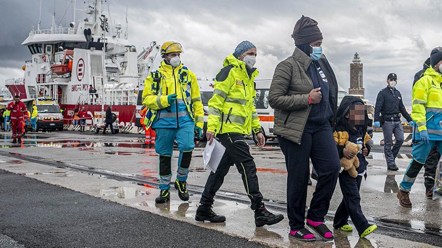La nave Life Support a Livorno: il racconto dello sbarco dei 142 migranti. Aperto un centro di accoglienza straordinaria per i minori – Video