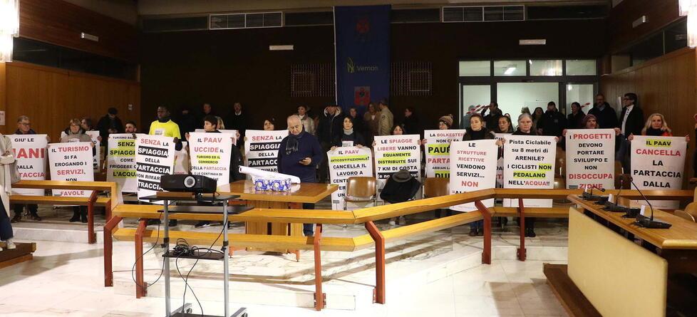 Massa, bocciato il piano dell’arenile: la maggioranza in frantumi