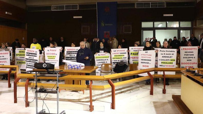 Massa, bocciato il piano dell’arenile: la maggioranza in frantumi