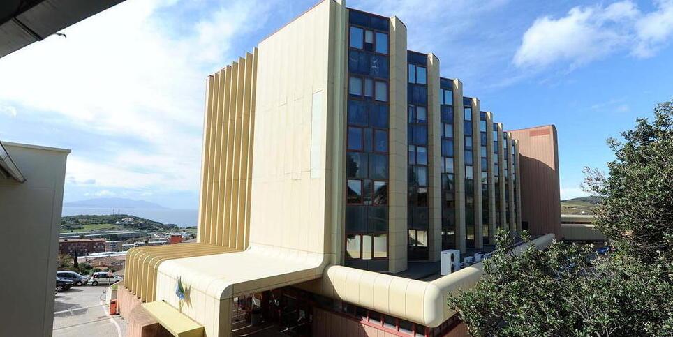 Piombino, trova il padre morto nel letto dell’ospedale: «Era ancora vivo 20 minuti prima»