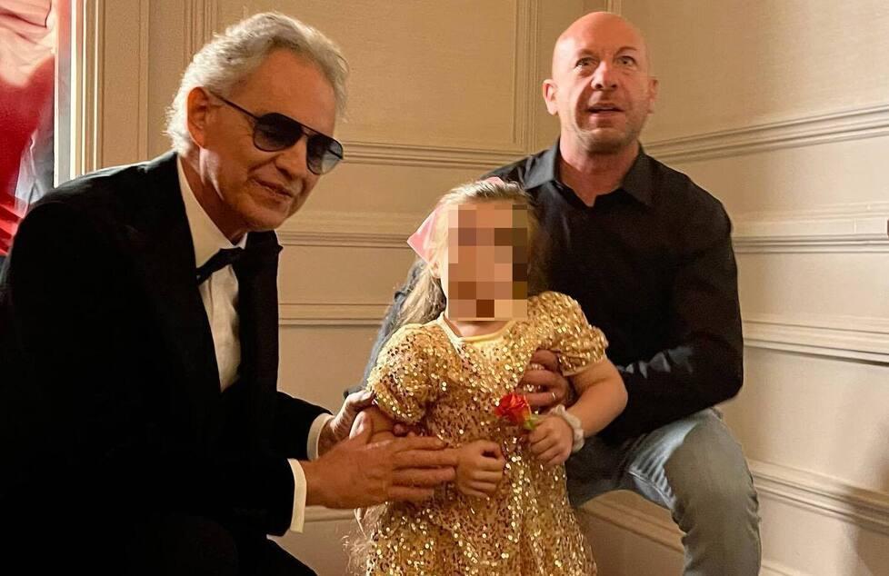 Sotto l’albero della piccola Jo c’è l’abbraccio di Bocelli