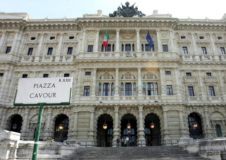 Lucca, imprenditore condannato a 20 mesi per tentata violenza su una minore