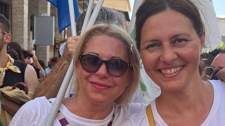 L’ex senatrice Barbara Masini sposa la compagna: celebra Carlo Calenda