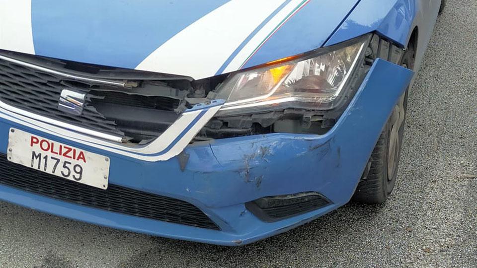 Sperona la volante e fa cadere un agente, denunciato 31enne
