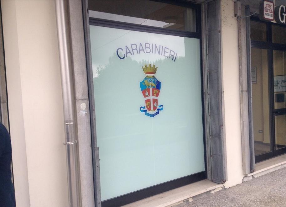 «La sua casa sta per allagarsi». E la deruba 