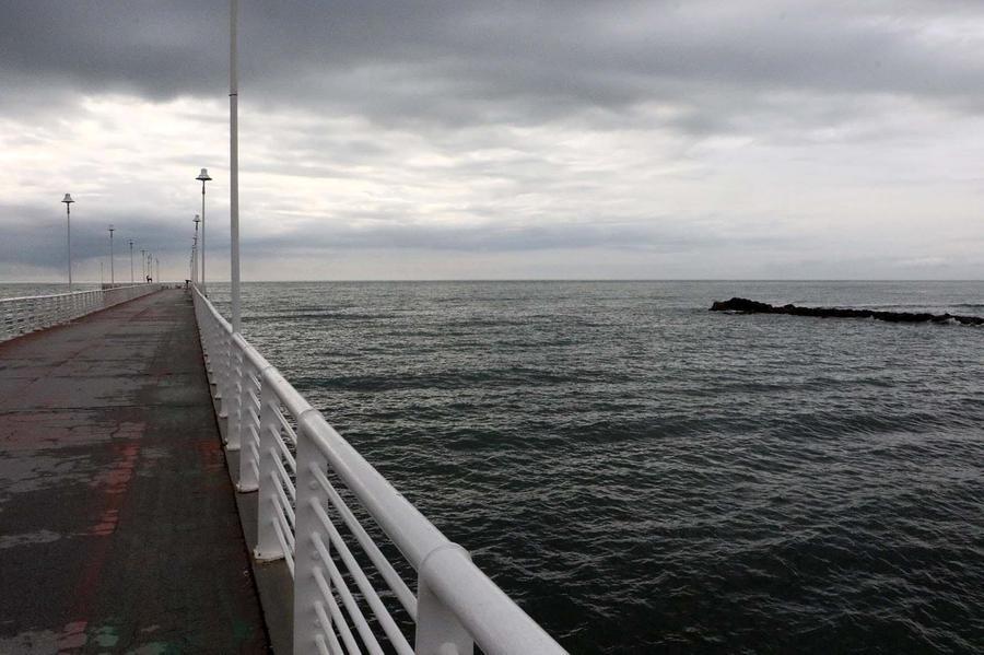 Massa, trovato un cadavere sotto il Pontile