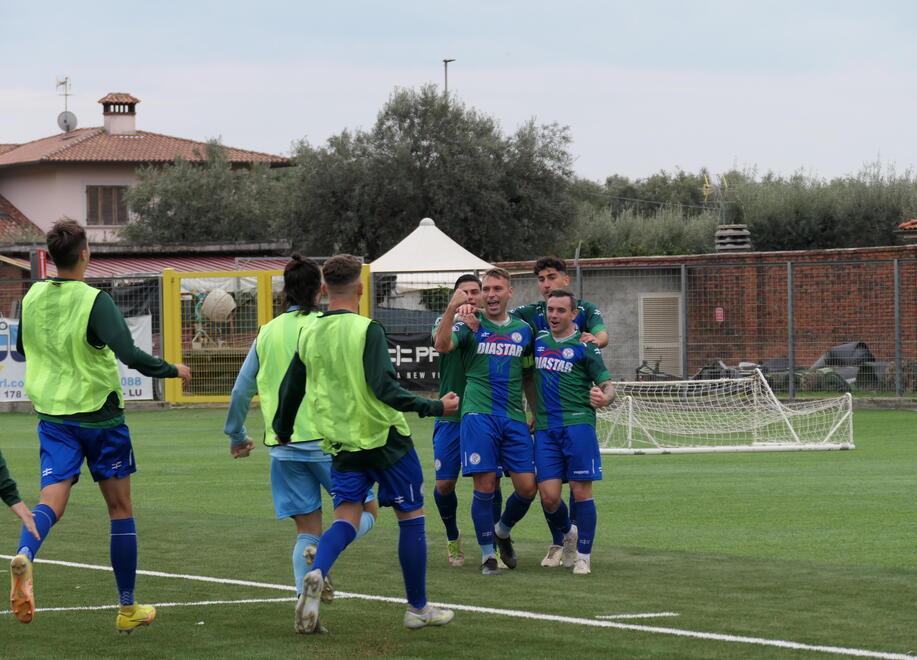 Un gol di Benedetti
all’ultimo tuffo
evita il ko al Seravezza
